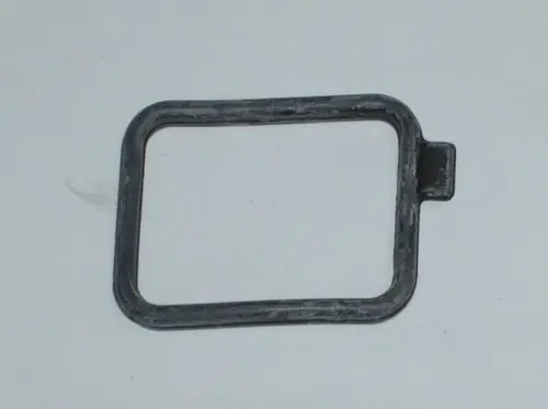 Dichtung für ein Heizgerät, vermutlich von Daikin, in rechteckiger Form mit einer Ausstanzung an einer Seite. Das Material wirkt robust und zeigt Gebrauchsspuren.